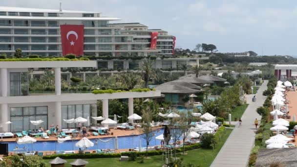 Svømmebassenget nær stranden på luksushotellet, Antalya, Tyrkia – stockvideo