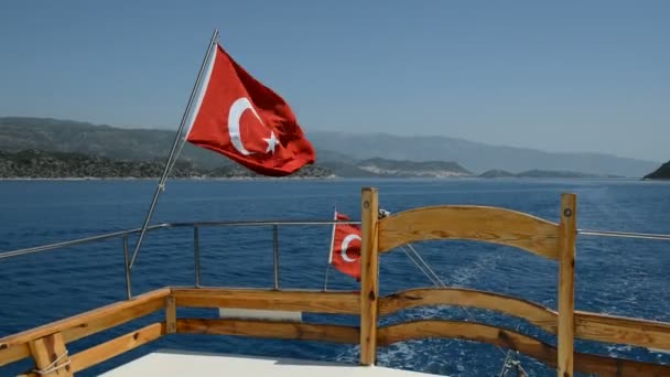 Die türkische Flagge auf einer Jacht, Antalya, Türkei — Stockvideo