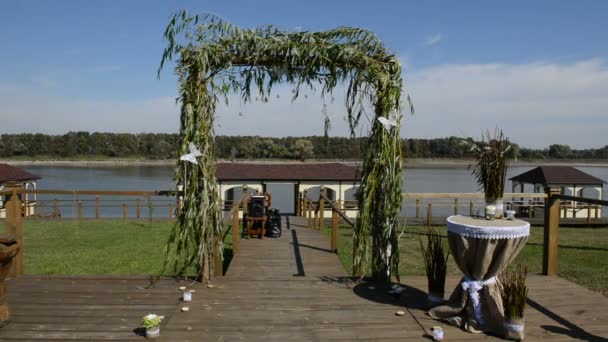 El arco de la boda decorado con mariposas blancas que se mueven desde el viento — Vídeo de stock