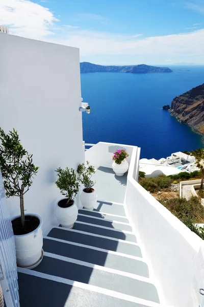 O staicase na vista da casa e do mar, ilha de Santorini, Grécia — Fotografia de Stock