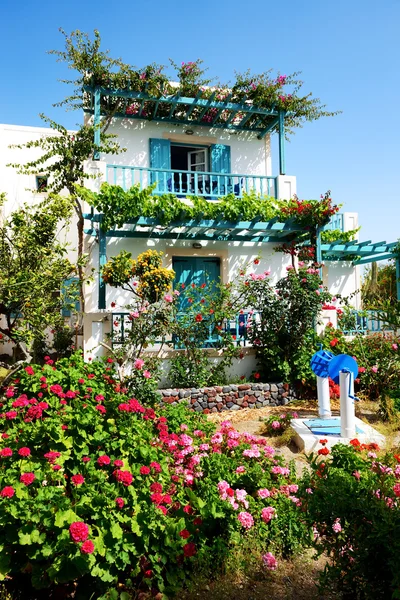 La maison dans le style grec traditionnel, île de Santorin, Grèce — Photo