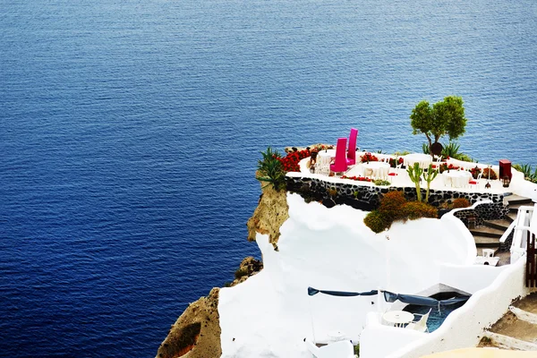 Терраса с видом на море в роскошном отеле, остров Санторини, Греция — стоковое фото