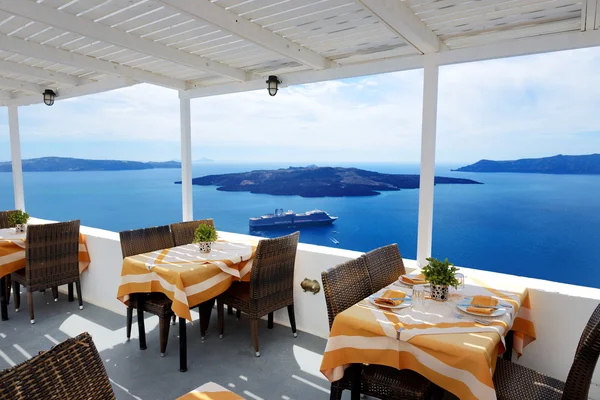 The sea view terrace in restaurant at luxury hotel, Santorini is — Stock Photo, Image