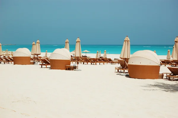 Beach of the luxury hotel, Abu Dhabi, UAE — Stock Photo, Image