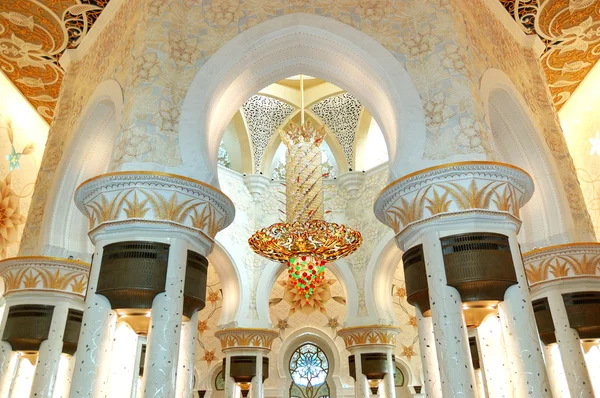 Interno della Grande Moschea Sheikh Zayed, Abu Dhabi, Emirati Arabi Uniti — Foto Stock