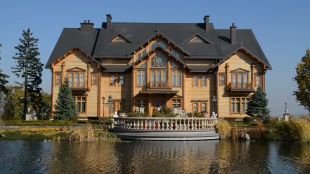NOVI PETRIVTSI, UCRÂNIA - OUTUBRO 14: A casa "Khonka" em Mezhigirya em 14 de outubro de 2014 em Novi Petrivtsi, Ucrânia. É antiga residência do ex-presidente Yanukovich, agora aberta ao público — Vídeo de Stock