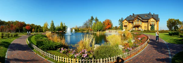 Novi Petrivtsi, Oekraïne - oktober 14: Het panorama van de fontein een — Stockfoto