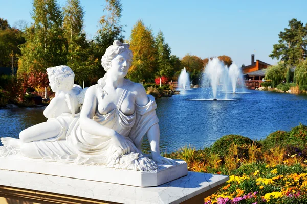 Novi petrivtsi, Ukraine - 14. Oktober: die Statue und der Teich mit dem f — Stockfoto