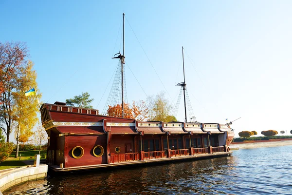 Novi Petrivtsi, Ukrayna - 14 Ekim: Kalyon gemi-restauran