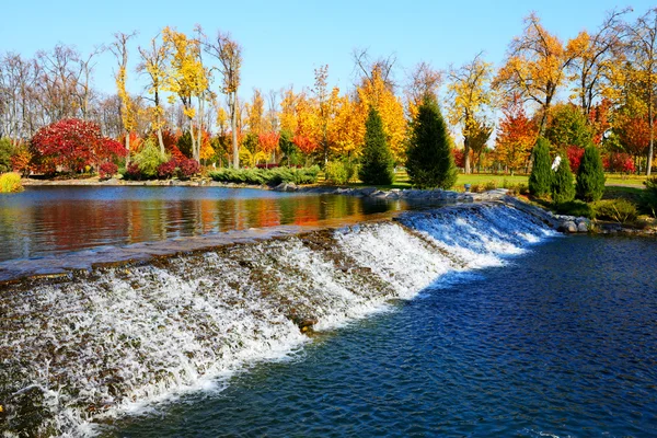 NOVI PETRIVTSI, UKRAINE - OCTOBER 14: The waterfall in Mezhigiry — Stock Photo, Image