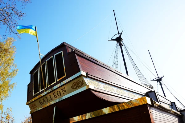 Novi Petrivtsi, Oekraïne - 14 oktober: The Galleon schip-restauran — Stockfoto