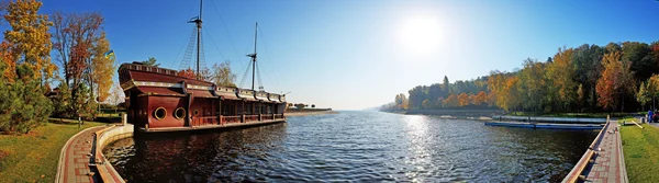 帆船船旅游宾馆 Novi Petrivtsi，乌克兰-10 月 14 日: — 图库照片