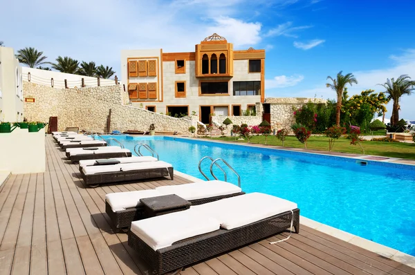 游泳池在豪华酒店、 沙姆沙伊赫、 埃及 — 图库照片