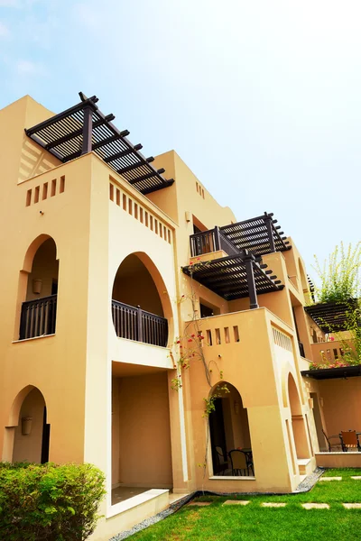 고급 호텔, 푸 자이 라, 아랍 에미리트 연방에 아랍 스타일의 빌라 — 스톡 사진