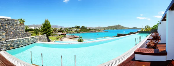 Panorama de piscina no hotel de luxo, Creta, Grécia — Fotografia de Stock