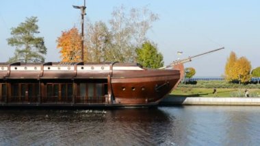 Eski başkan Yanukovich 'in Mezhigirya' daki Galleon gemi restoranı.