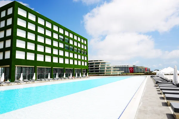 A piscina no moderno hotel de luxo, Antalya, Turquia — Fotografia de Stock