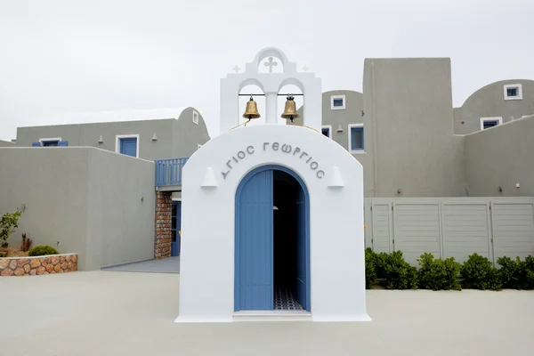 Orthodox Church in the middle of resort, Santorini island, Greec — Stock Photo, Image