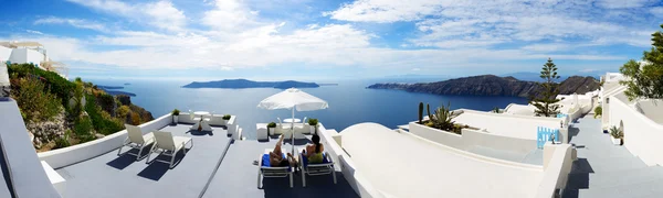 La terraza con vistas al mar en el hotel de lujo, isla de Santorini, Grecia —  Fotos de Stock