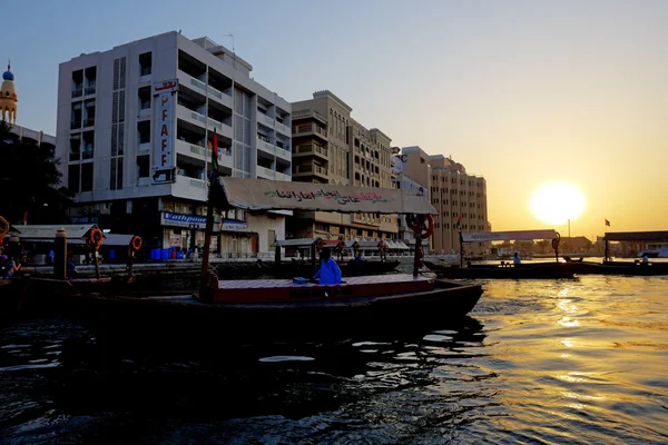 DUBAI, UAE - SEPTEMBER 10: The traditional Abra boat in Dubai Cr — Stock Photo, Image