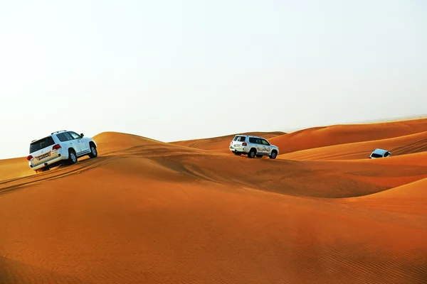 Dubai, Zjednoczone Emiraty Arabskie - września 12: dubai podróż pustynia w samochód terenowy — Zdjęcie stockowe