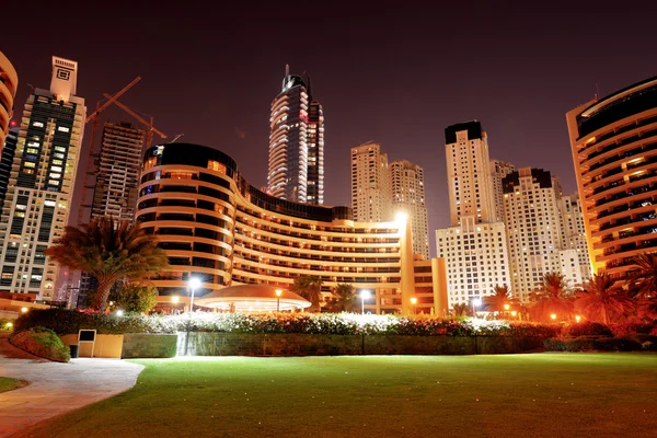 A luxus hotel éjszakai megvilágítása, Dubai, Egyesült Arab Emírségek — Stock Fotó