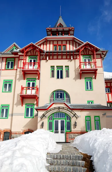 スキー リゾート、高タトラ山脈、スロバキアのモダンな高級ホテル — ストック写真