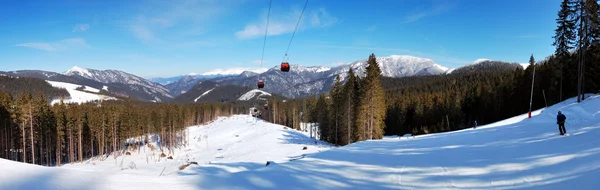 Panorama de teleférico em Jasna Low Tatras, Eslováquia — Fotografia de Stock