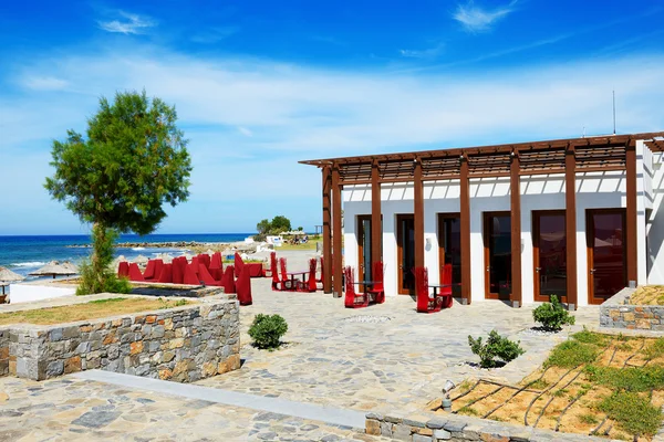 Il ristorante all'aperto vicino alla spiaggia in hotel di lusso, Creta, Grecia — Foto Stock