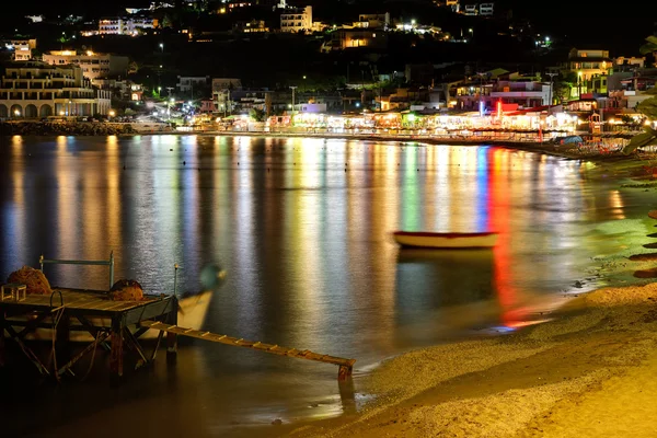 Pláž, taverny a bary v noční osvětlení, ostrov Kréta — Stock fotografie