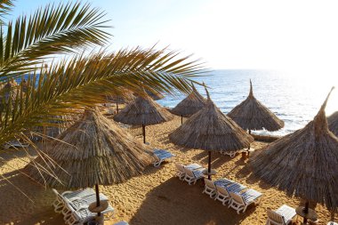 gündoğumu ve kumsalda lüks hotel, sharm el sheikh, Mısır