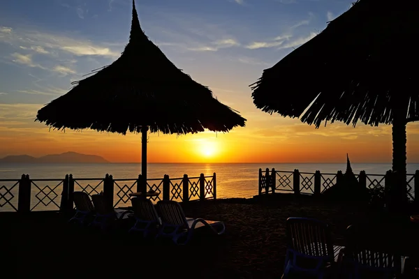 Güneş doğarken lüks otelin kumsalı, Sharm el Sheikh, Mısır — Stok fotoğraf