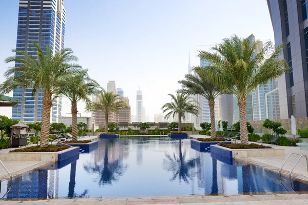 La piscina en hotel de lujo, Dubai, Emiratos Árabes Unidos — Foto de Stock