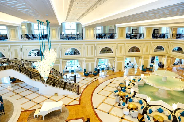 Lobby interior del hotel de lujo en la iluminación nocturna, Ras Al — Foto de Stock