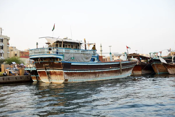 Dubai, uae - 10. September: das traditionelle Frachtschiff in dubai c — Stockfoto