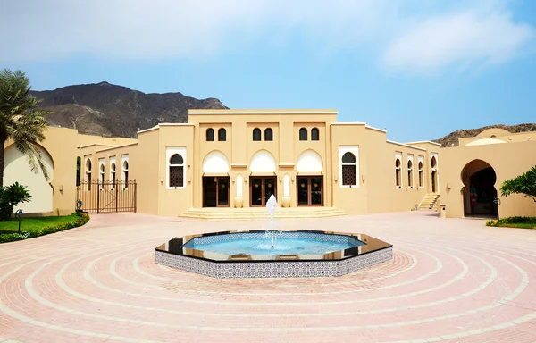 El edificio de estilo árabe de hotel de lujo, Fujairah, Emiratos Árabes Unidos — Foto de Stock