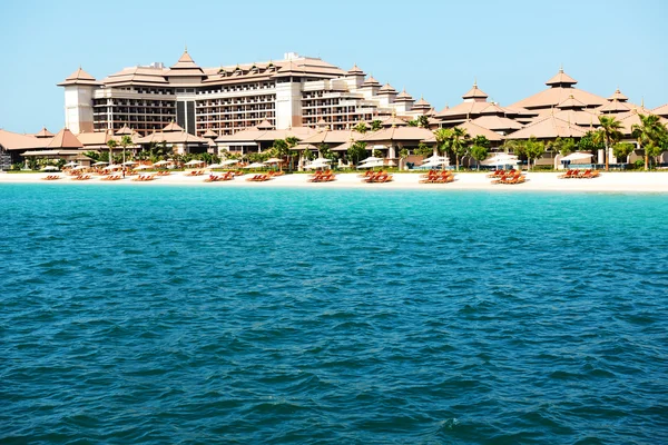 Playa del lujoso hotel de estilo tailandés en Palm Jumeirah artificial i —  Fotos de Stock
