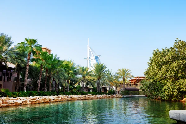 O canal em Souk Madinat Jumeirah, Dubai, Emirados Árabes Unidos — Fotografia de Stock
