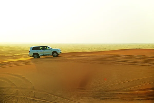 Dubaj, Spojené arabské emiráty - 12. září: výlet pouští Dubaje v terénním automobilem — Stock fotografie
