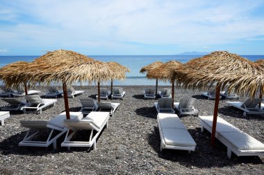 santorini Island, Yunanistan siyah volkanik taşlarla beach