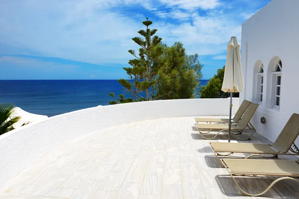 La terraza con vistas al mar en el hotel de lujo, isla de Santorini, Grecia —  Fotos de Stock