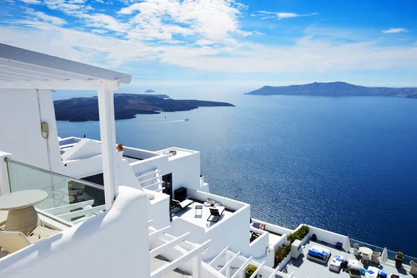 La terraza con vistas al mar en el hotel de lujo, isla de Santorini, Grecia — Foto de Stock