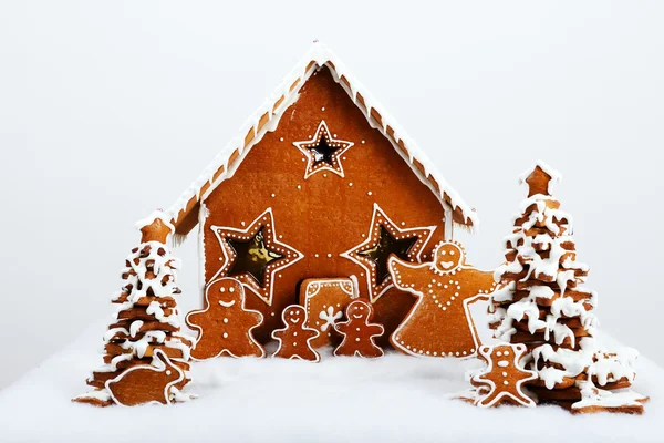 Die Familie in der Nähe von handgemachten essbaren Lebkuchenhaus und Neujahr — Stockfoto