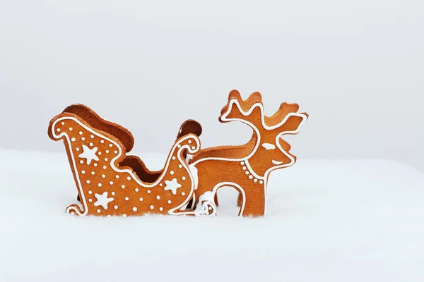 El reno y el carro comestibles hechos a mano con decoración de nieve — Foto de Stock