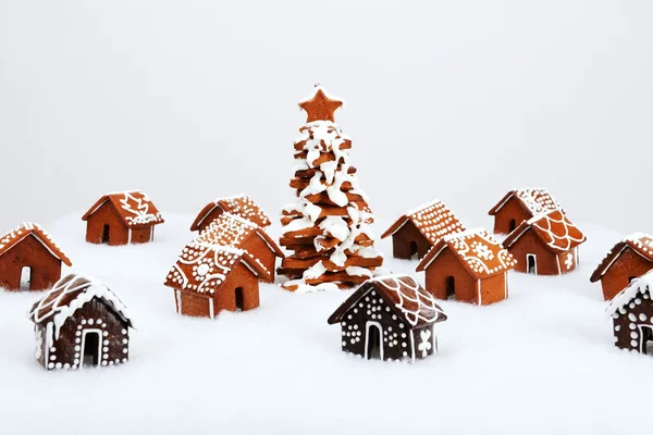 The hand-made eatable gingerbread houses and New Year Tree with — Stock Photo, Image