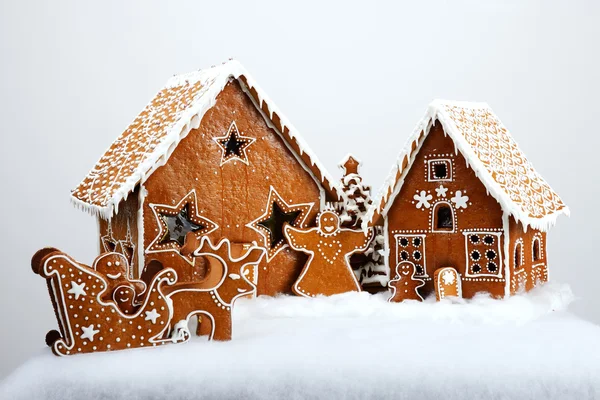 Die Familie in der Nähe von handgemachten essbaren Lebkuchenhaus und Neujahr — Stockfoto