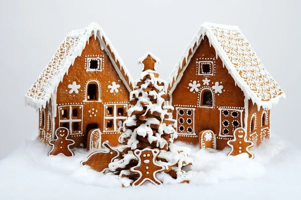 The hand-made eatable gingerbread houses and New Year Tree with — Stock Photo, Image