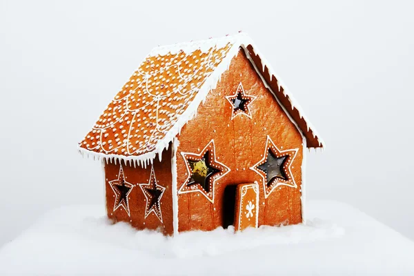 De handgemaakte eetbaar peperkoek huis en sneeuw decoratie — Stockfoto