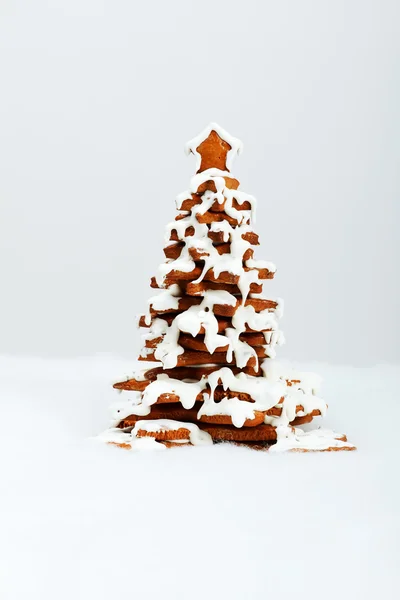 O pão de gengibre comestível feito à mão Árvore de Ano Novo com decoração de neve — Fotografia de Stock