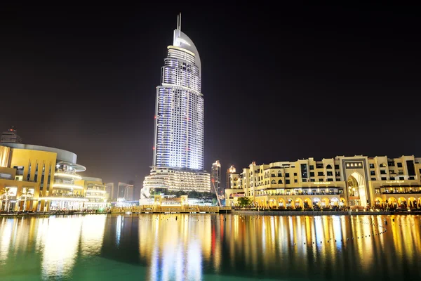 Dubai, uae - 10. september: der nächtliche blick auf dubai mall und addr — Stockfoto